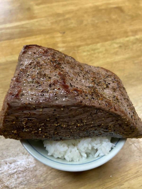 お肉が大きすぎる！？夜食のローストビーフ丼がドーン！！