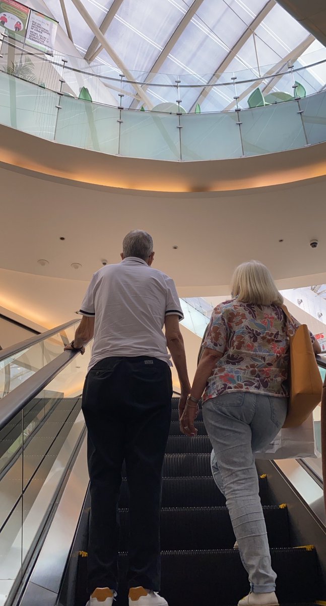 gabrielladelao's tweet photo. Podrán decir lo que quieran, podré romperme el corazón mil veces pero yo sé que esto existe. Y por el momento, eso me es suficiente. https://t.co/YH5PZ9hF24