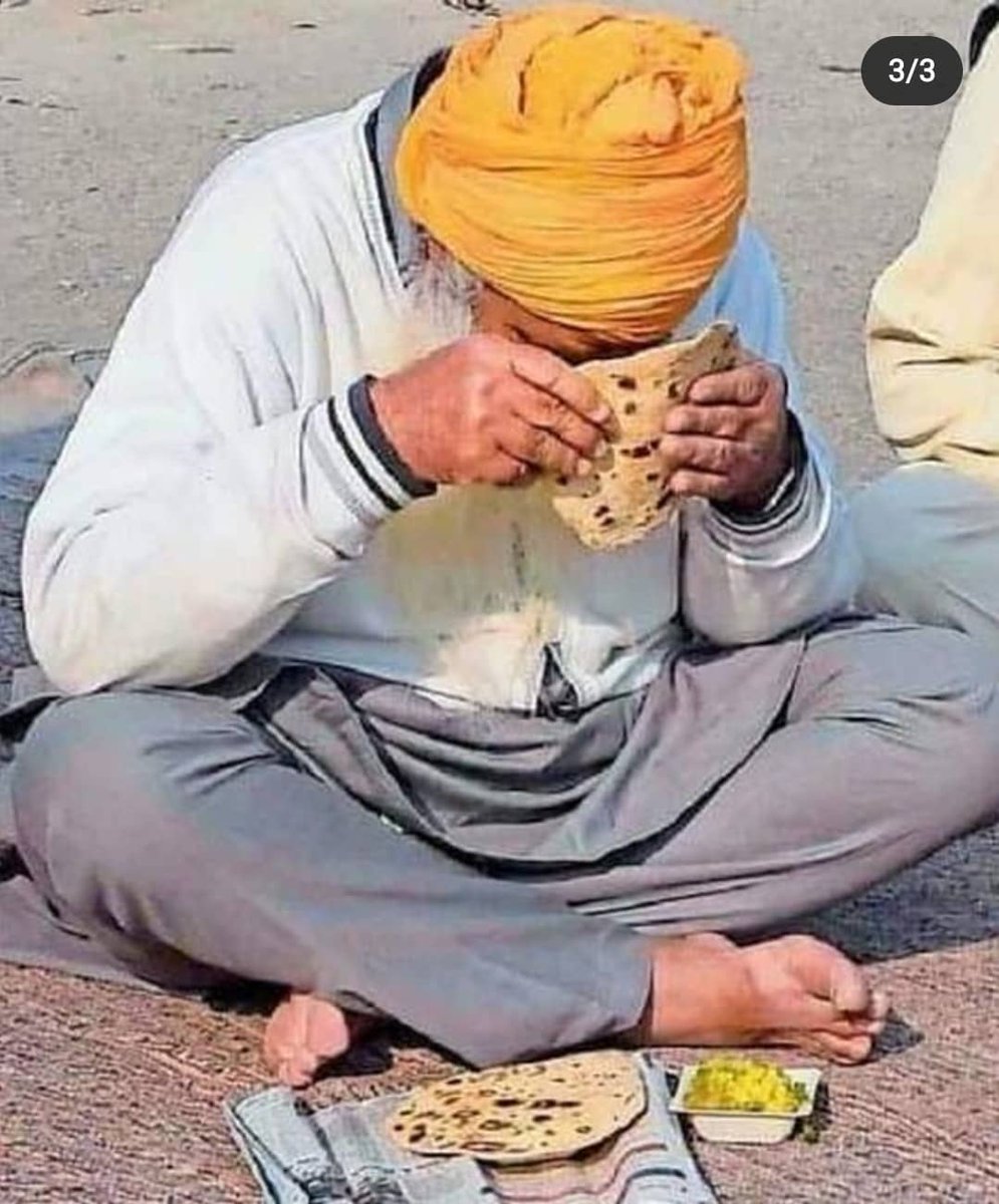 ajit_samajwadi's tweet photo. रोटी की हमेशा इज़्ज़त करें, पता नहीं कितनों के खून, पसीने और आँसू से गुजर कर वो हमारी थाली तक पहुँचती है.... 

#tuesdaythoughts #foodphotography #foodstagram #foodisalwaysgood #farmers #roti #sikhfarmers #nohungerfoodbankcleanplatechallenge #nohungerfoodbank #worldwithnohunger https://t.co/s5ByUWz0Dn