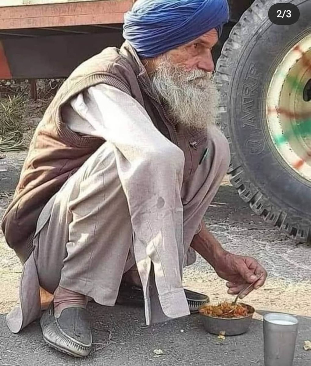ajit_samajwadi's tweet photo. रोटी की हमेशा इज़्ज़त करें, पता नहीं कितनों के खून, पसीने और आँसू से गुजर कर वो हमारी थाली तक पहुँचती है.... 

#tuesdaythoughts #foodphotography #foodstagram #foodisalwaysgood #farmers #roti #sikhfarmers #nohungerfoodbankcleanplatechallenge #nohungerfoodbank #worldwithnohunger https://t.co/s5ByUWz0Dn