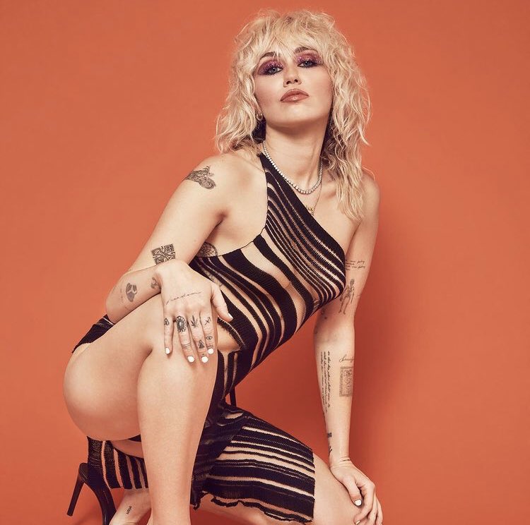 tracklist's tweet photo. Miley Cyrus, cantora que marcou uma geração com vários hits marcantes, está completando 29 anos no dia de hoje 💫

Qual é a sua música favorita dela? https://t.co/pCtNFWawMm