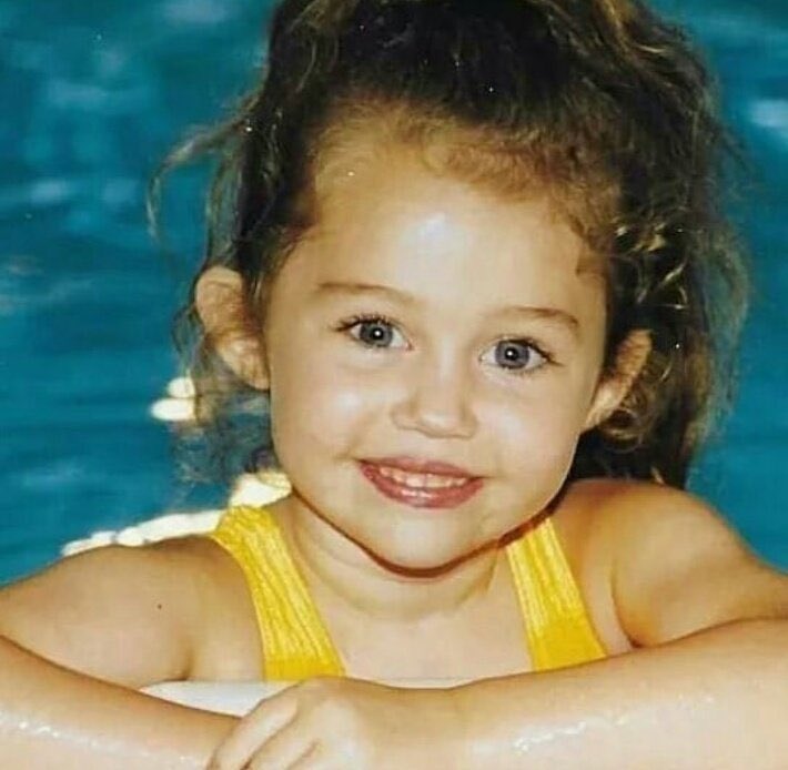 tracklist's tweet photo. Miley Cyrus, cantora que marcou uma geração com vários hits marcantes, está completando 29 anos no dia de hoje 💫

Qual é a sua música favorita dela? https://t.co/pCtNFWawMm