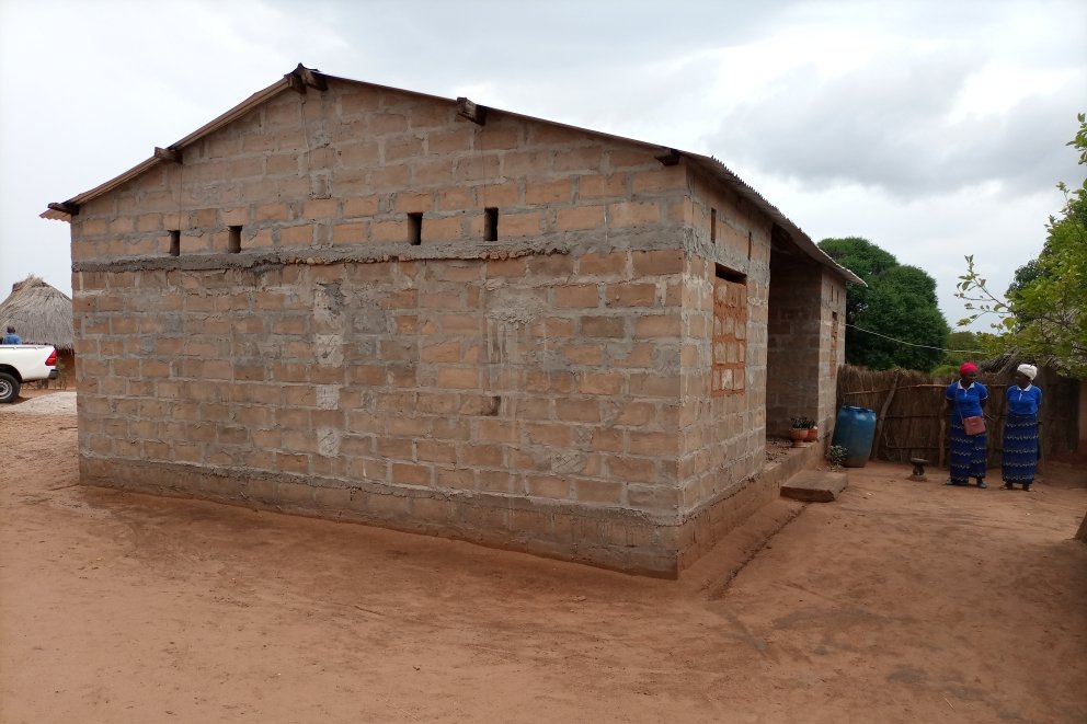 Madalit63980745's tweet photo. #SCRALA Project yielding #real results in #Kazungula District.#Magness a member of one of the Saving for Change groups, has managed to build an improved #house from her savings. 🔥🔥🔥...#Before&After
#UNV@work,
#womenempowerment,
@UNDPZambia,
@UNV_Zambia,
@theGCF,
@UNVolunteers https://t.co/InSh9HKPz3