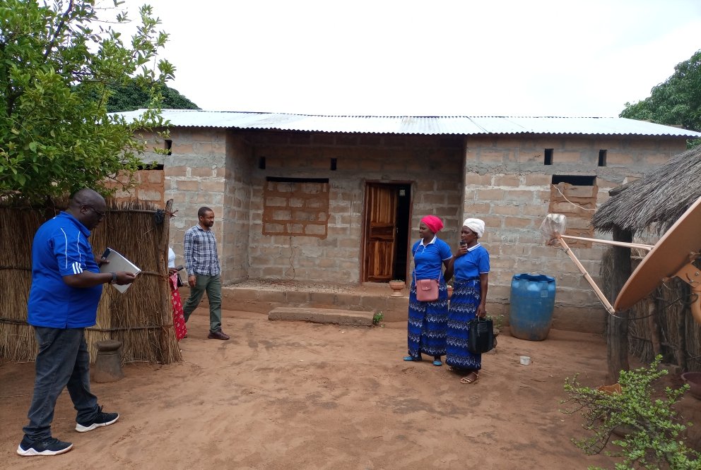Madalit63980745's tweet photo. #SCRALA Project yielding #real results in #Kazungula District.#Magness a member of one of the Saving for Change groups, has managed to build an improved #house from her savings. 🔥🔥🔥...#Before&After
#UNV@work,
#womenempowerment,
@UNDPZambia,
@UNV_Zambia,
@theGCF,
@UNVolunteers https://t.co/InSh9HKPz3
