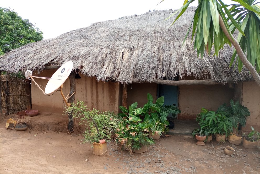 Madalit63980745's tweet photo. #SCRALA Project yielding #real results in #Kazungula District.#Magness a member of one of the Saving for Change groups, has managed to build an improved #house from her savings. 🔥🔥🔥...#Before&After
#UNV@work,
#womenempowerment,
@UNDPZambia,
@UNV_Zambia,
@theGCF,
@UNVolunteers https://t.co/InSh9HKPz3