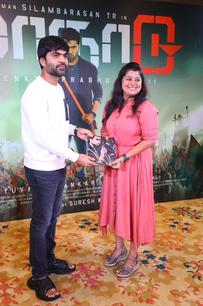 srividhyahari13's tweet photo. It’s @SilambarasanTR_ sir… omgggg getting gift from him best moment 😍😍😍😍
Thank you @jefreezestudios for the pic..
Ready for maanaadu
@SilambarasanTR_
@vp_offl
@sureshkamatchi
@thisisysr
#str #simbu #him #simbulove #love #tshirts #maanaadu #maanadu #sj https://t.co/L6mjdMIPJb