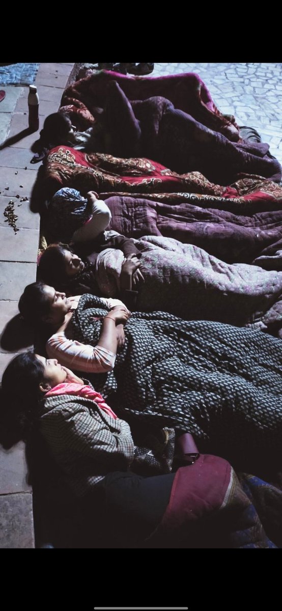 कड़ाके की ठंड में अपनी जायज़ माँगो के लिए राजस्थान की निकृष्ट सरकार के ख़िलाफ़ रात में भी धरने पर डटी ये #BSTC की छात्राएँ हैं । 

आप देख पा रही हैं <a href="/priyankagandhi/">Priyanka Gandhi Vadra</a> जी ?