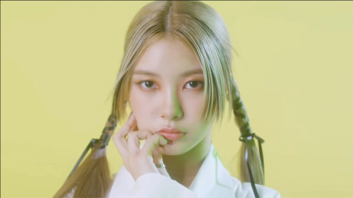 dyxthinks's tweet photo. thinking abt her 💭 https://t.co/lWWnOYNkiJ