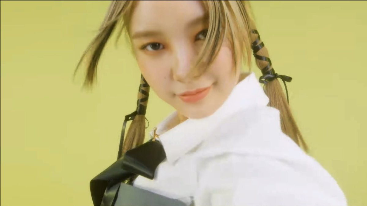 dyxthinks's tweet photo. thinking abt her 💭 https://t.co/lWWnOYNkiJ