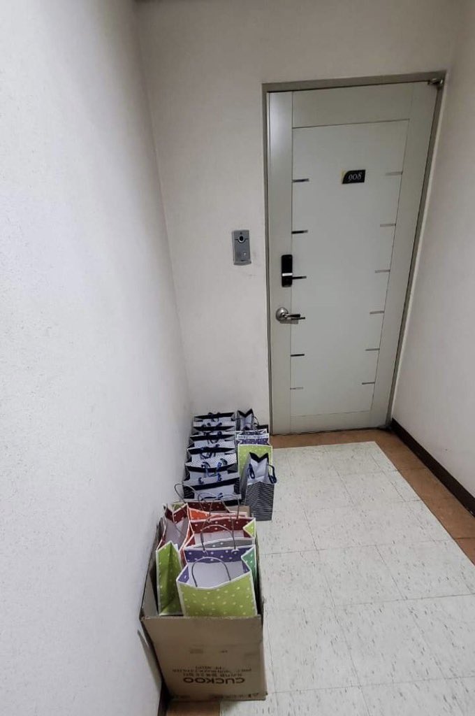 we_ajummaTH's tweet photo. All arrived 🇹🇭
30 boxes of PadThai
And beautiful roses 🌹
#kimseonho #คิมซอนโฮ #김선호
#วีอาจุมม่า #we_ajummathailand https://t.co/Rr62G0UWSV