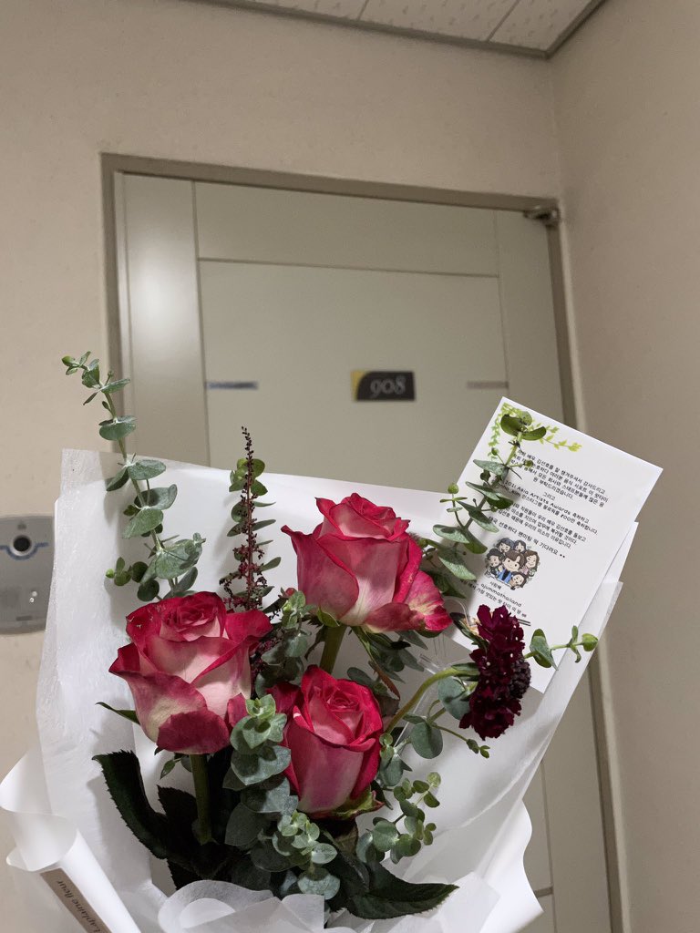 we_ajummaTH's tweet photo. All arrived 🇹🇭
30 boxes of PadThai
And beautiful roses 🌹
#kimseonho #คิมซอนโฮ #김선호
#วีอาจุมม่า #we_ajummathailand https://t.co/Rr62G0UWSV
