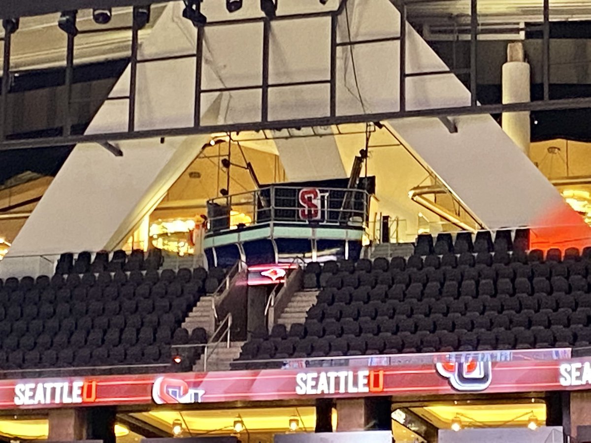 erecasner's tweet photo. Interesting that @ClimateArena has an area high above the seats on the south end of the Arena like the area in @lumenfield where Seattle sports legends raise the @Seahawks 12th Man Flag.  #CoolTouch https://t.co/qm209dLrX7