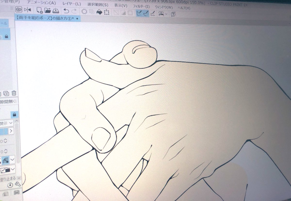 現在『両手を組むポーズの描き方』
の講座を制作しております📔✨

【線画】はデッサンが崩れないように
「自分の手を写真に撮影」してから下書きでデフォルメして線画を描いていきます‼️

線画が描き終わったら
デッサンのコツや解説をまとめていくように講座を作ります✨

11月の後半に完成予定です 