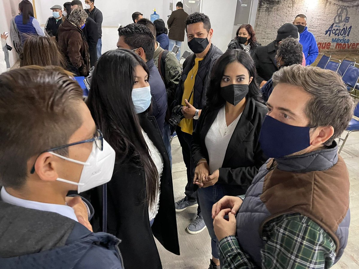 VictorZanella's tweet photo. En el Partido Acción Nacional estamos muy unidos y #ConLasPilasBienPuestas para trabajar en equipo. Irapuato es nuestra casa y seguiremos impulsando el desarrollo pleno de nuestras familias irapuatenses. Un gusto acompañar a @ItzelBalderasH en la #JuntaInformativaAzul https://t.co/9UI1maGKGR