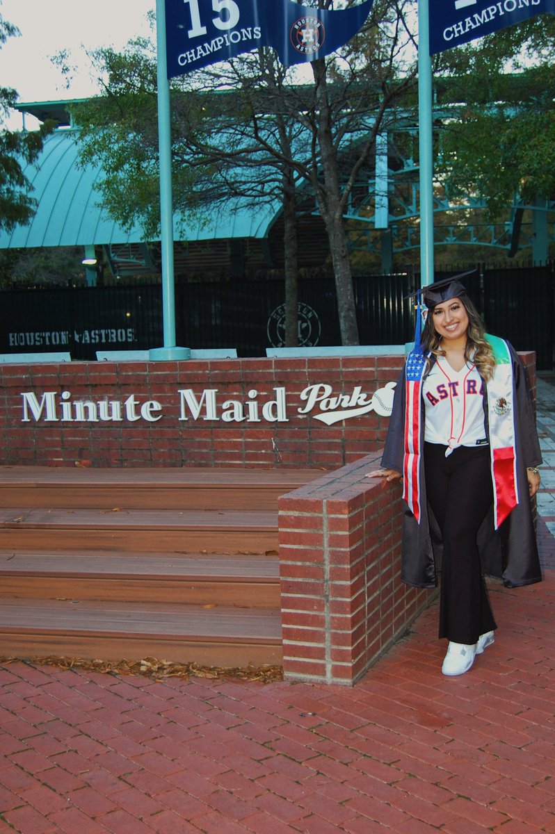 _lexxkiara24's tweet photo. 18 days until I walk across the stage to receive my first college degree at my favorite place ever! 🎓🧡 #firstgencollegegrad #classof2021 https://t.co/097rliGfcd
