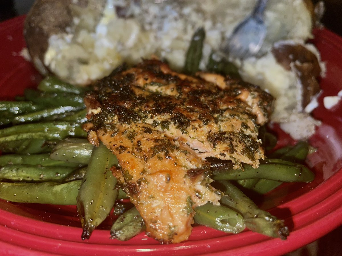 PorshaRiley_'s tweet photo. Since I havenβt posted a food pic in a minute β Lemon & herb crusted salmon, roasted green beans and the biggest baked potato #ChefRiley #PostGymGains πͺπ½ https://t.co/znZGQpE5OX