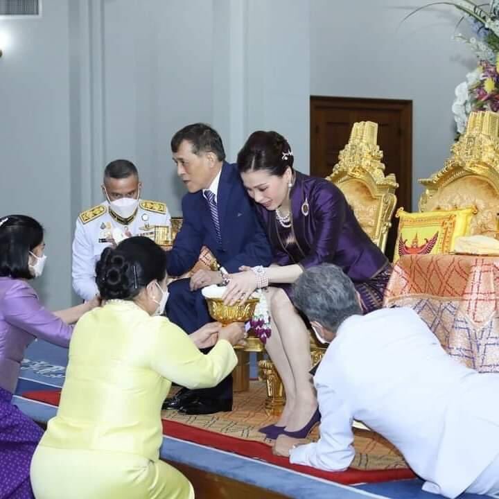 Lucky61082's tweet photo. พระบาทสมเด็จพระเจ้าอยู่หัว และสมเด็จพระนางเจ้าฯ พระบรมราชินี พระราชทานพระบรมราชวโรกาสให้ คณะบุคคลต่างๆ จำนวน 4 คณะ เข้าเฝ้าทูลละอองธุลีพระบาท ณ ศาลาดุสิดาลัย สวนจิตรลดา #เรารักสถาบันพระมหากษัตริย์ #ทรงพระเจริญ https://t.co/DyAgmohrZ8