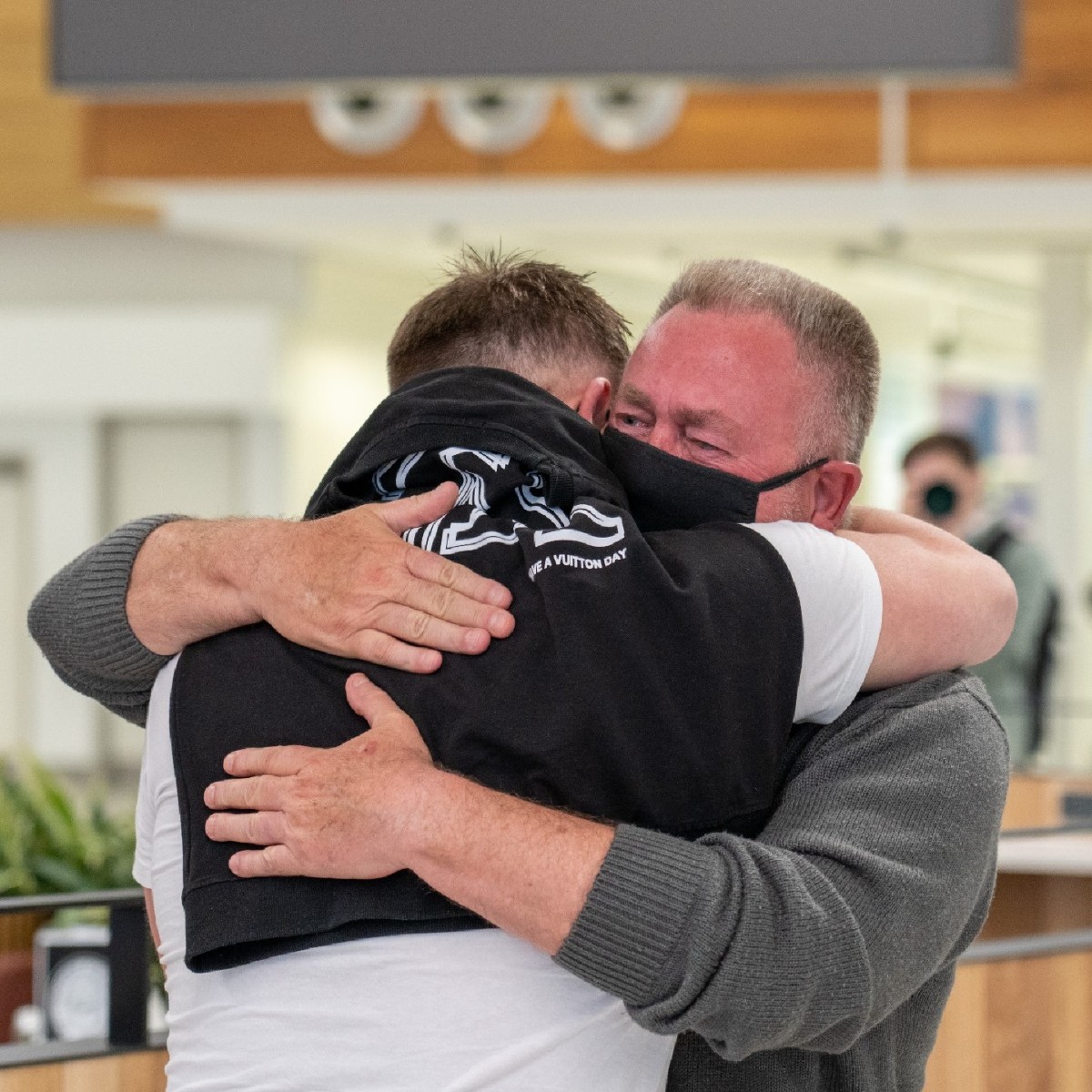 AdelaideAirport's tweet photo. Not a dry eye in the terminal as the 'Love Actually' moments pour in today, with many reuniting with friends and family after months apart.
Who will you be excitedly waiting for at arrivals over the coming weeks?
#AdelaideAirport #FlyADL #WelcomeBack #ItsGreatToSeeYou https://t.co/A0A4rmmrnW