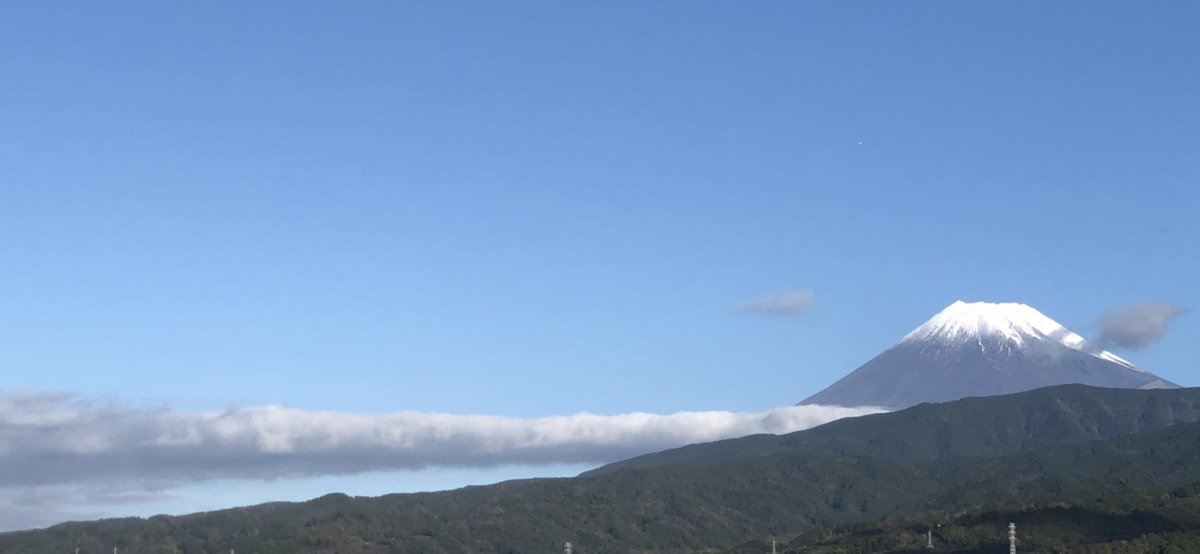 RozzetaKyc's tweet photo. 今朝の光景🤗
富士山🗻&amp;真っ直ぐに伸びた雲☁️が珍しかった✨🤔💕 https://t.co/grMoATAhyn