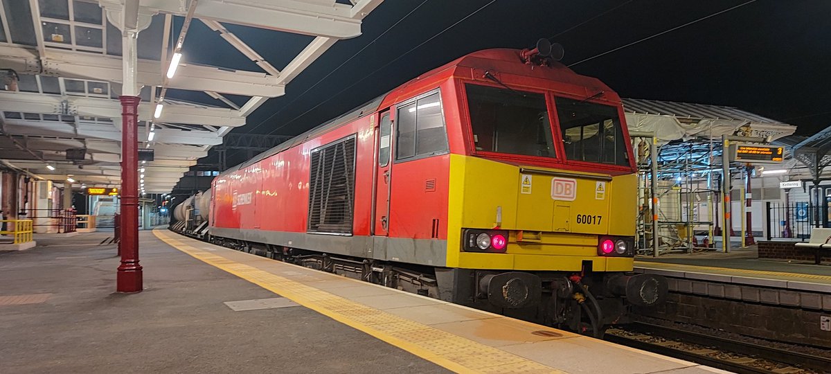 thesatnav89's tweet photo. I watched the rhtt rolled up to a sig check and saw the 66 then looked on the back ๐ณ was this beast 60017 on the rear of 3J92 Toton to West Hampstead #Tug #Mml https://t.co/XaJGeaVgfy