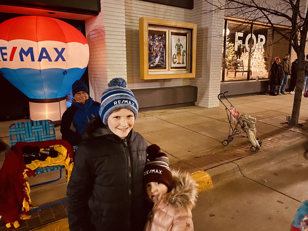 sellsiouxcity's tweet photo. The Holiday Lighted Parade! Siouxland brought all the holiday spirit. RE/MAX is here FOR it! We hope the stocking hats brought a little warmth to what was truly a downtown winter wonderland. #FORSIOUXLAND #remax #siouxcity #holidayparade https://t.co/dJTOFfUqfj