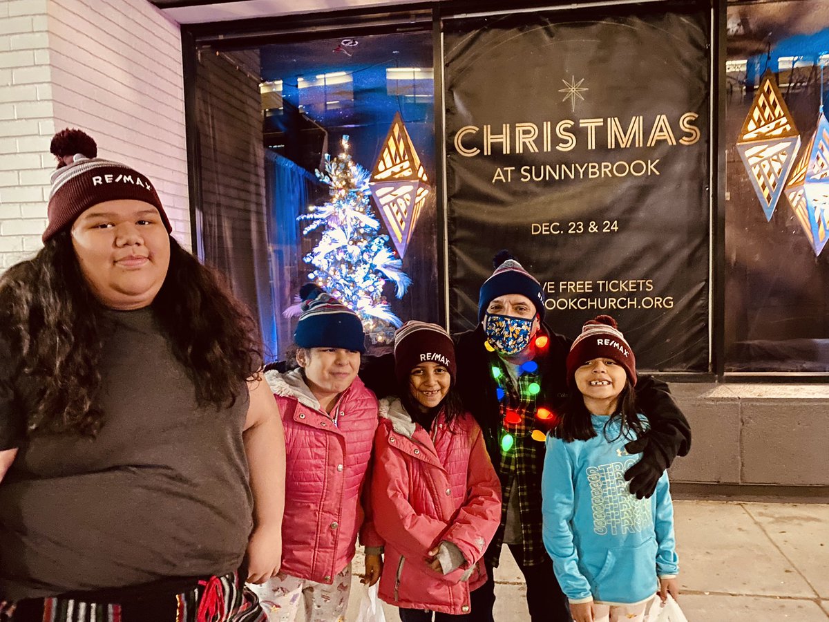 sellsiouxcity's tweet photo. The Holiday Lighted Parade! Siouxland brought all the holiday spirit. RE/MAX is here FOR it! We hope the stocking hats brought a little warmth to what was truly a downtown winter wonderland. #FORSIOUXLAND #remax #siouxcity #holidayparade https://t.co/dJTOFfUqfj