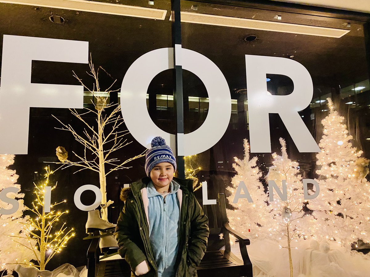 sellsiouxcity's tweet photo. The Holiday Lighted Parade! Siouxland brought all the holiday spirit. RE/MAX is here FOR it! We hope the stocking hats brought a little warmth to what was truly a downtown winter wonderland. #FORSIOUXLAND #remax #siouxcity #holidayparade https://t.co/dJTOFfUqfj