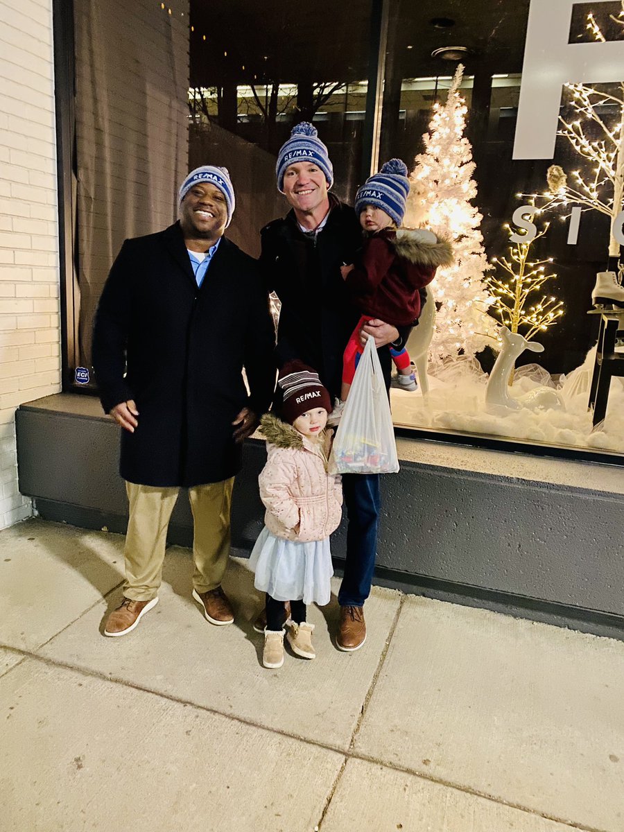 sellsiouxcity's tweet photo. The Holiday Lighted Parade! Siouxland brought all the holiday spirit. RE/MAX is here FOR it! We hope the stocking hats brought a little warmth to what was truly a downtown winter wonderland. #FORSIOUXLAND #remax #siouxcity #holidayparade https://t.co/dJTOFfUqfj