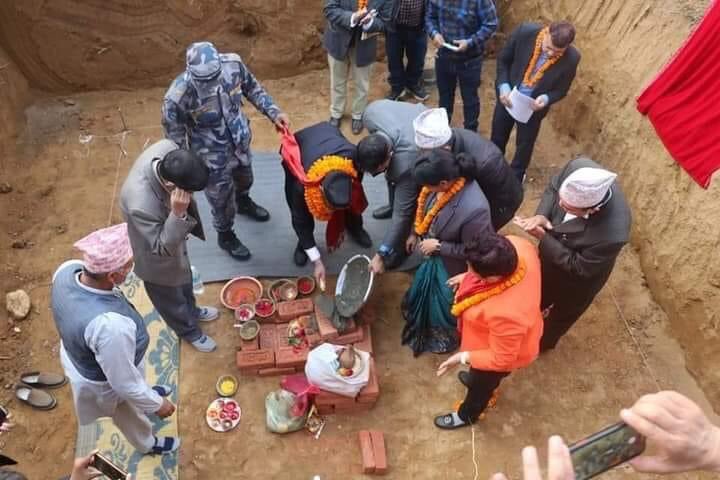 प्रचण्ड निर्वाचन क्षेत्र खोज्न भोजपुर पुगे, तराई घुमे तर मान्छेको जमात देखेर जतैबाट उठेपनी जित्न सकिदैन भन्ने लागेपछि ४-५ सालसम्म नखन्या खाल्डो खनेर सिलन्यास भन्दै चितुन फर्केर नौटंकी गर्न थाले..... यिनलाई चितुनबाट हराउन यसपटक बिक्रम पाण्डे नै काफी छन् जस्तो लाउछ 😂😂