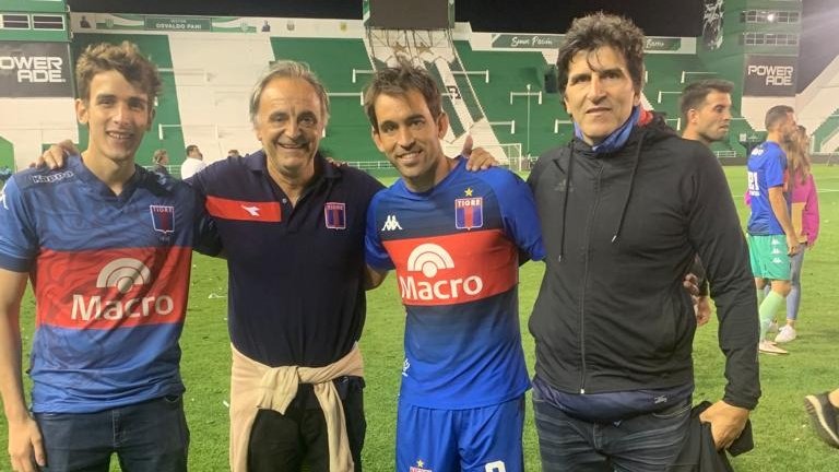 RodrigoMolinos's tweet photo. Después de dos años, el @catigreoficial vuelve a ser de PRIMERA.
Un premio muy merecido a un equipo que fue el mejor del torneo y  tiene una hinchada que se merecía esta alegría.
#VamosMatador https://t.co/UpwoCcjL0B
