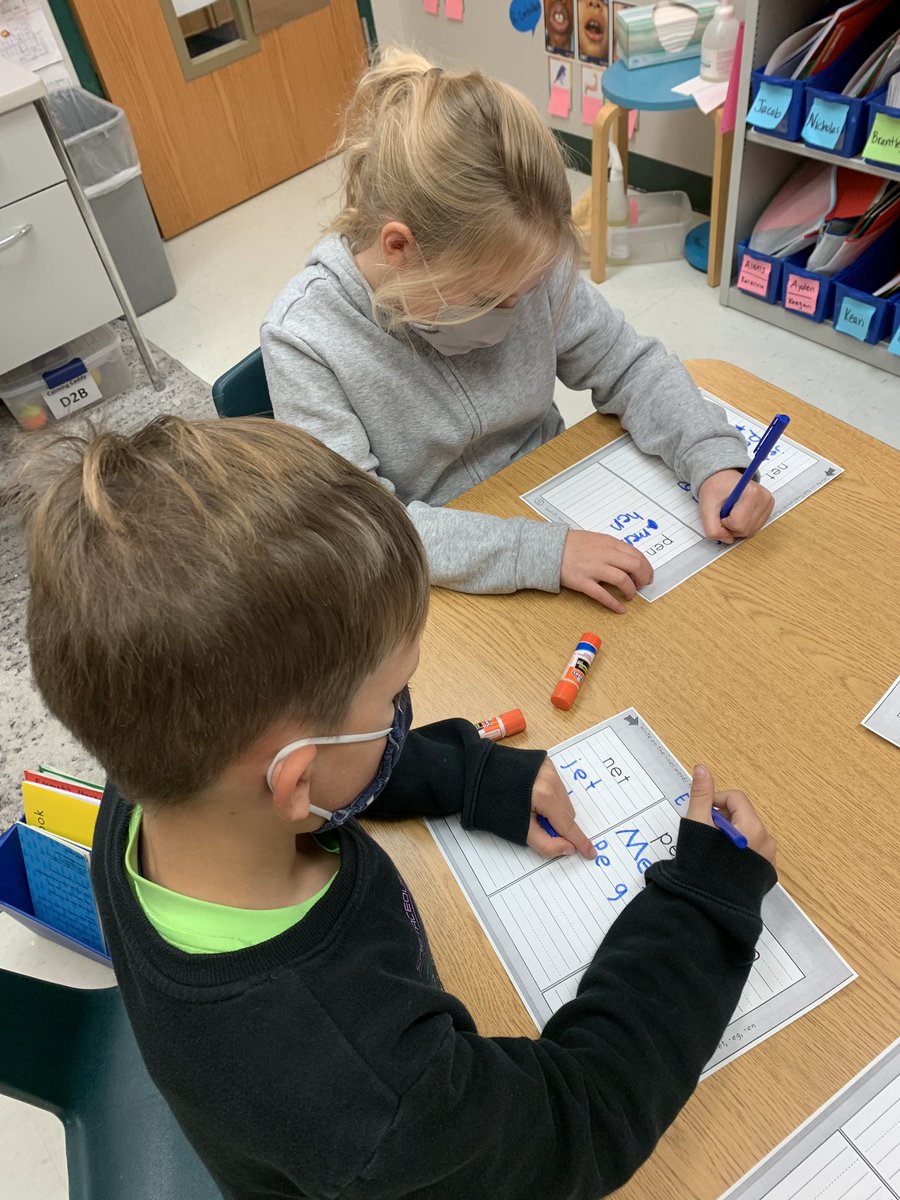JoleneMoeser's tweet photo. In 30 min we listen to sounds in words, build words, sort pictures, write words & read text. 2nd Ss reviewed short e with an #imse decodable text. #wsdlearns #soarlikeahawk https://t.co/A8HKp4zX7e