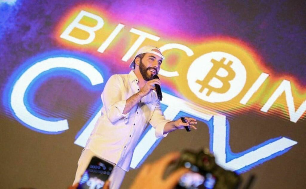 ViaTecnologica's tweet photo. No es un artista, sino el presidente de El Salvador, Nayib Bukele, anunciado la construcción de #BitcoinCity en la clausura de #FeelTheBit. ¿Qué les parece?
#bitcoin
#criptomonedas
#elsalvador
#nayibbukele
#ciudadbitcoin
#volcan
#energiageotermica
#v… https://t.co/iYGTUVFyvH https://t.co/UMZKXtjPoX