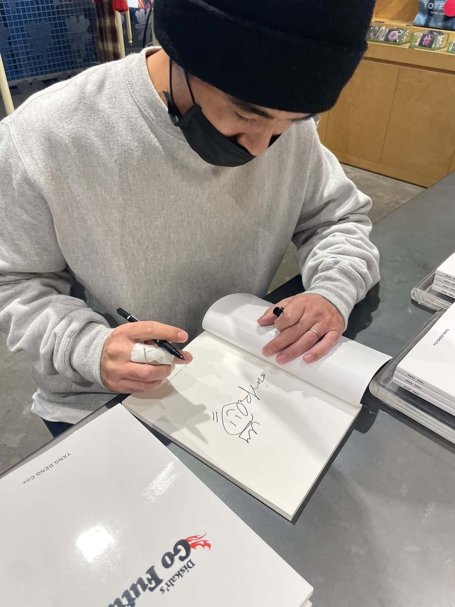 takeshi_mochida's tweet photo. 【御礼!】昨晩は #田中大輔 さん #Diskah ’s Go Future ローンチ・パーティー@ #BOOKMARC にお越し頂いた皆様ありがとうございました。本日よりサイン本とA6サイズの作品を販売しております。お電話・メールでも承ります。早い者勝ち!
BOOKMARC | 03-5412-0351
BookmarcHarajuku@marcjacobs.com https://t.co/RqoBn2FHH7