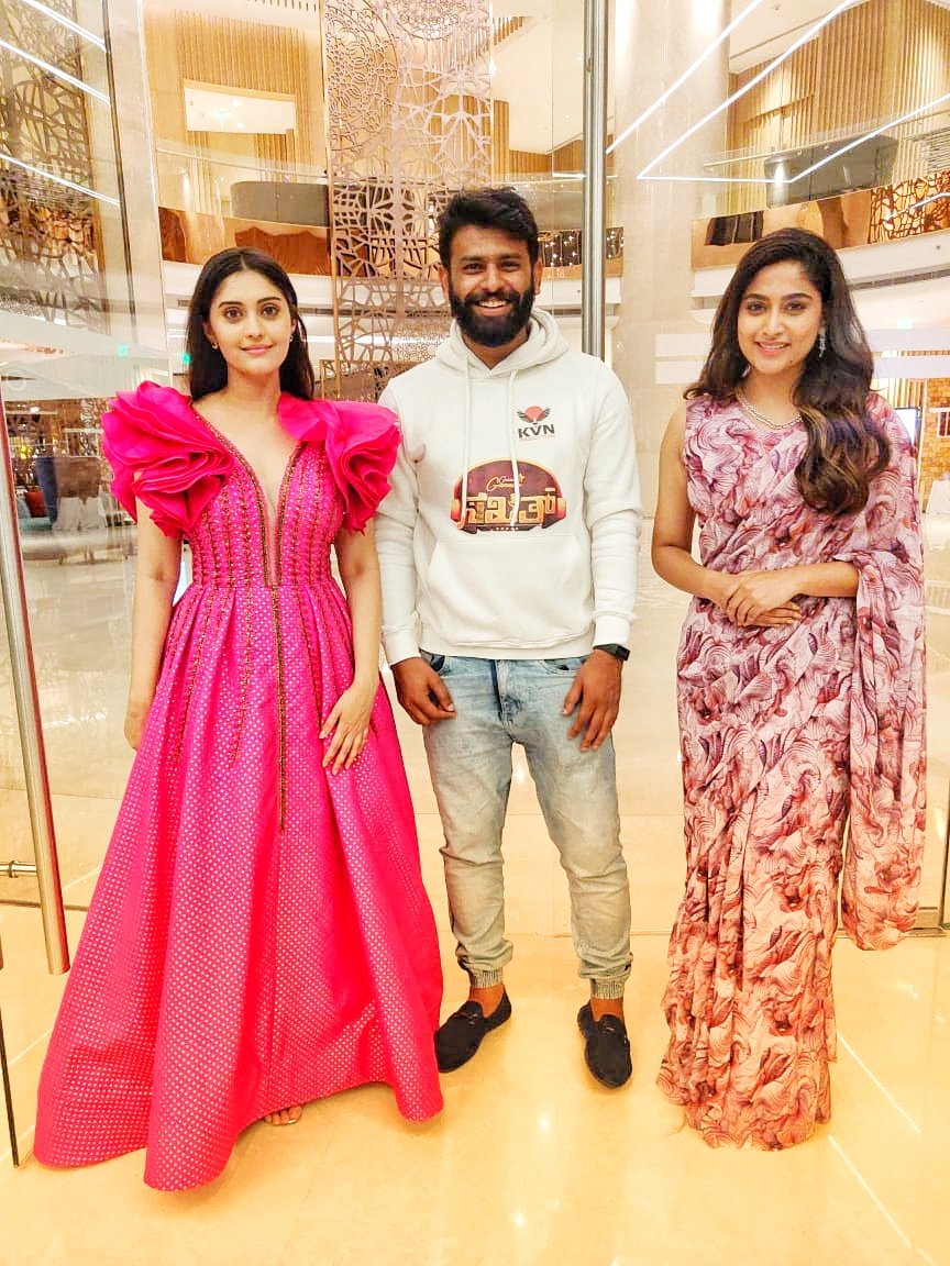 PROHarisarasu's tweet photo. #ಸಖತ್ ಹೀರೋಯಿನ್ಸ್ ಜೊತೆ #ಸಖತ್ PRO ❤️😍
@Surbhiactress @nishvikaa @SimpleSuni
#Sakhat https://t.co/PVuIvzW1jE