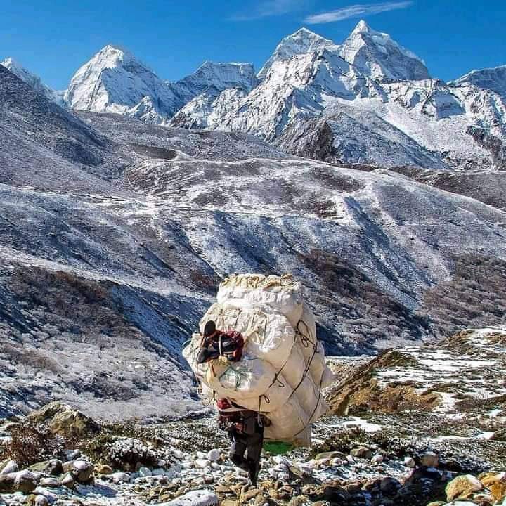 यो Heaven is myth Nepal is real भन्नेले यो भारि बोक्ने दाजुलाई हेरे हुने के भन्छु म...