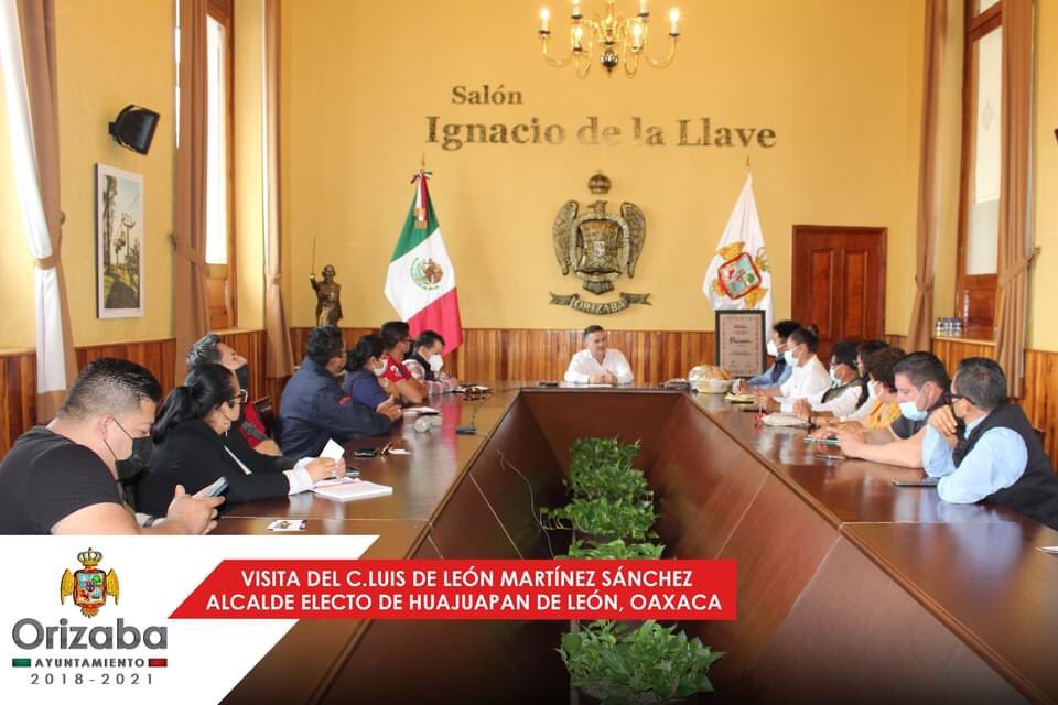 iroji's tweet photo. Recibí la visita de @LuisdeLeonHUAJ alcalde electo de Huajuapan de León, Oaxaca y su comuna, el cual les di la bienvenida a @Orizaba_PuebloM 
Recorrieron la ciudad, quieren saber por qué Orizaba es modelo a seguir en administración pública en cuanto a limpia pública, y seguridad. https://t.co/jlewvNkA8R
