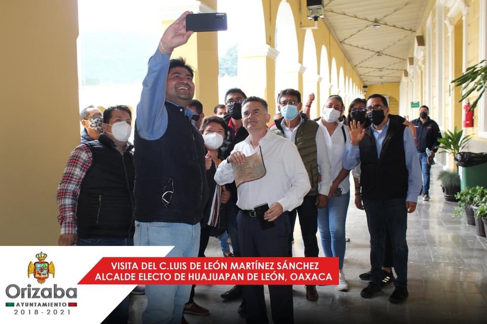 iroji's tweet photo. Recibí la visita de @LuisdeLeonHUAJ alcalde electo de Huajuapan de León, Oaxaca y su comuna, el cual les di la bienvenida a @Orizaba_PuebloM 
Recorrieron la ciudad, quieren saber por qué Orizaba es modelo a seguir en administración pública en cuanto a limpia pública, y seguridad. https://t.co/jlewvNkA8R