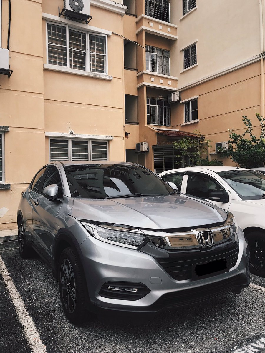 afiqueafandi's tweet photo. Untung customer ni beli Hrv Hybrid. Dapat jimatkan minyak lebih dari enjin petrol. Performance pun padu. Semoga dipermudahkan urusan delivery kejap lagi. https://t.co/lGsxD7WnIr
