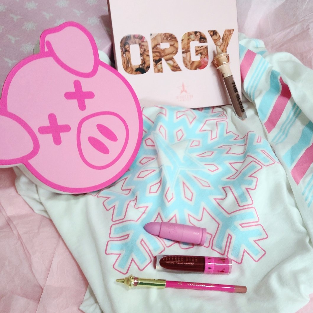 Memories of when Christmas wishes came true last year.I'm obsessed with Winter, <a href="/JeffreeStar/">Jeffree Star</a> and <a href="/shanedawson/">Shane Dawson</a> so this JSC Winter mystery box was perfection in my mind!❄🐷💄Hope you'll have more holiday cheer to spread to us all! #jeffreestarcosmetics #shanedawson #shanexjeffree