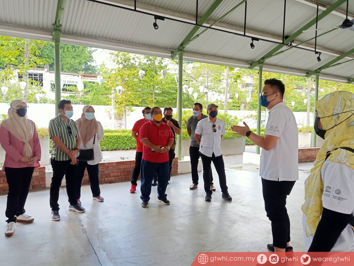 WeAreGTWHI's tweet photo. On 23 Nov 2021, GTWHI brought PLANMalaysia@Melaka on a walkabout in the George Town UNESCO World Heritage Site, including visits to locations such as Sia Boey Urban Archaeological Park, Lebuh Armenian, and Lebuh Acheh.
@JPBDMOfficial
#Walkabout #GeorgeTownPenang https://t.co/yFuVAgfFg6