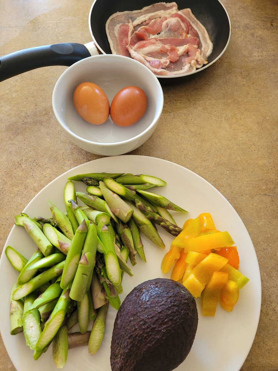 SoonLeeNZ's tweet photo. Salad of asparagus, bacon, egg, avocado, capsicum #CookingDiary #LockdownCooking #CookingWithLisa @lisaowennz #CookingWithCheckpoint @CheckpointRNZ https://t.co/O4neF4TnpZ