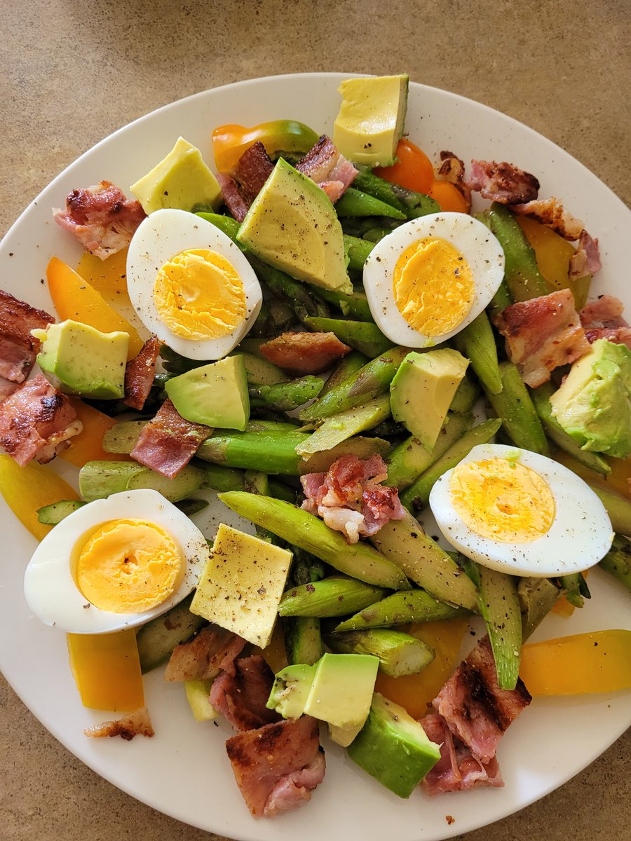SoonLeeNZ's tweet photo. Salad of asparagus, bacon, egg, avocado, capsicum #CookingDiary #LockdownCooking #CookingWithLisa @lisaowennz #CookingWithCheckpoint @CheckpointRNZ https://t.co/O4neF4TnpZ