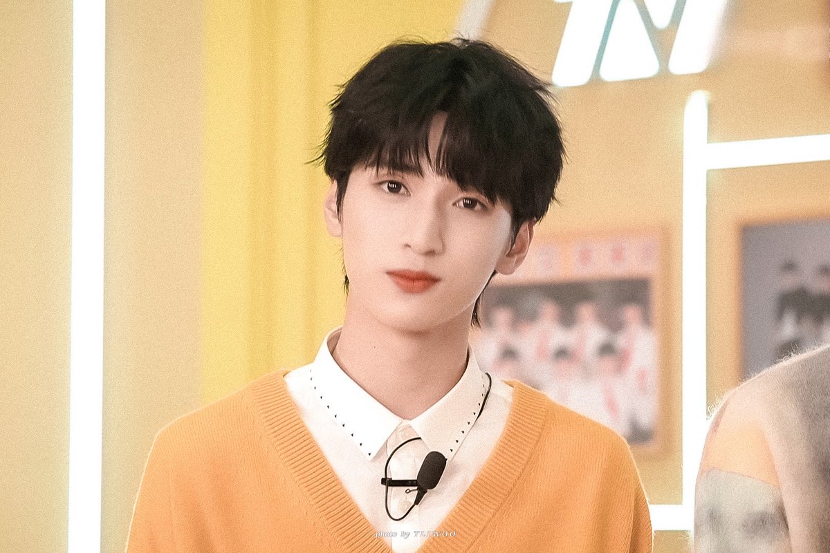 yhxing's tweet photo. being stared at by yan haoxiang really beats me https://t.co/UuqIYFpzSe