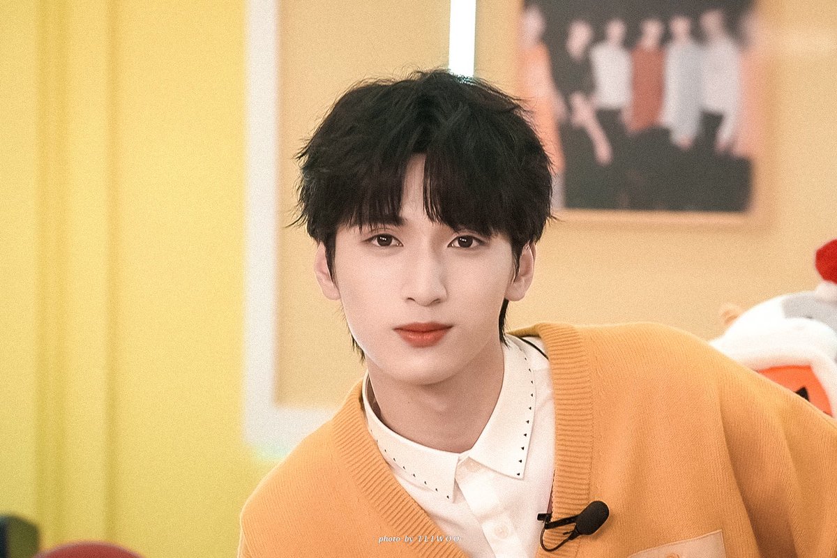 yhxing's tweet photo. being stared at by yan haoxiang really beats me https://t.co/UuqIYFpzSe
