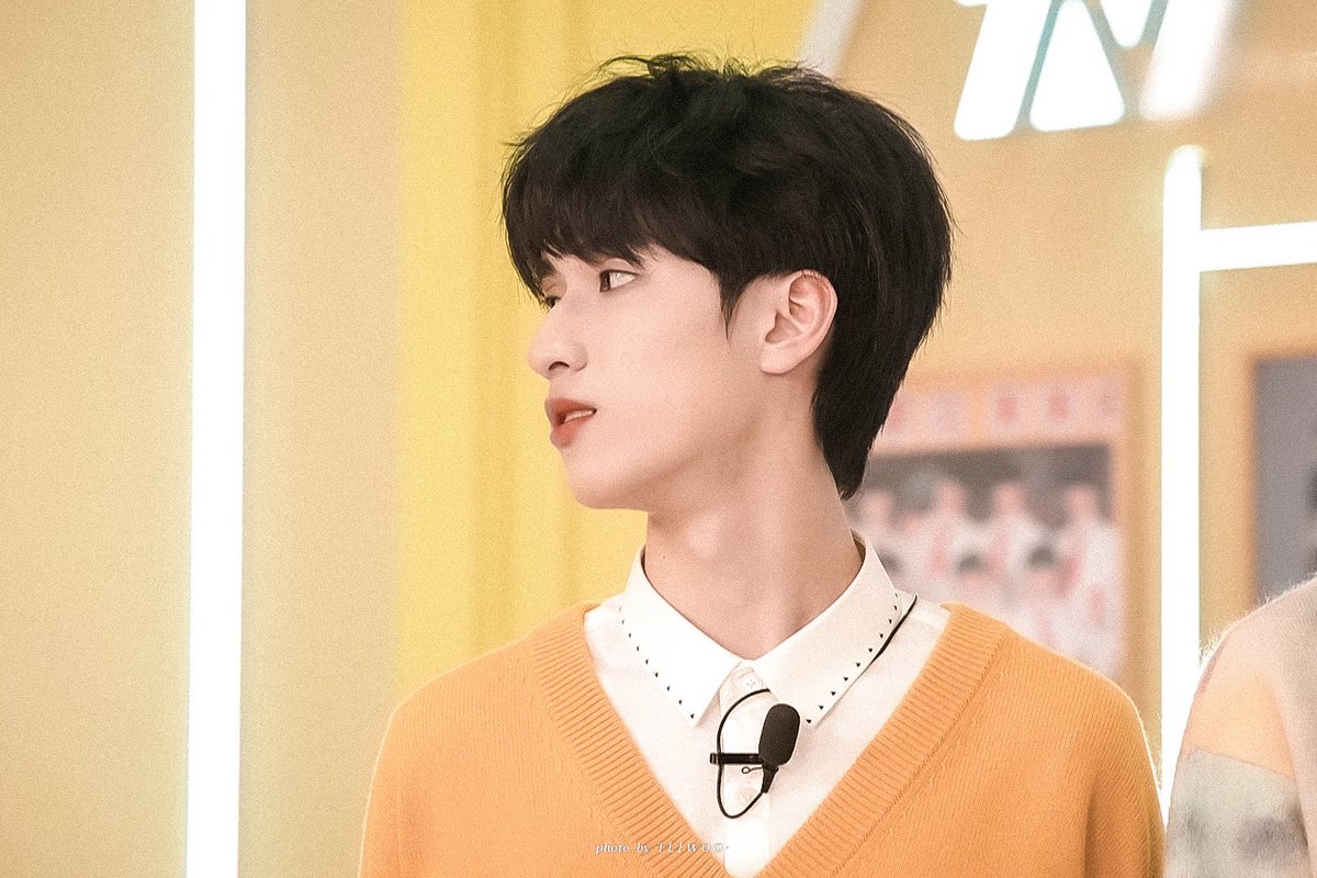 yhxing's tweet photo. being stared at by yan haoxiang really beats me https://t.co/UuqIYFpzSe