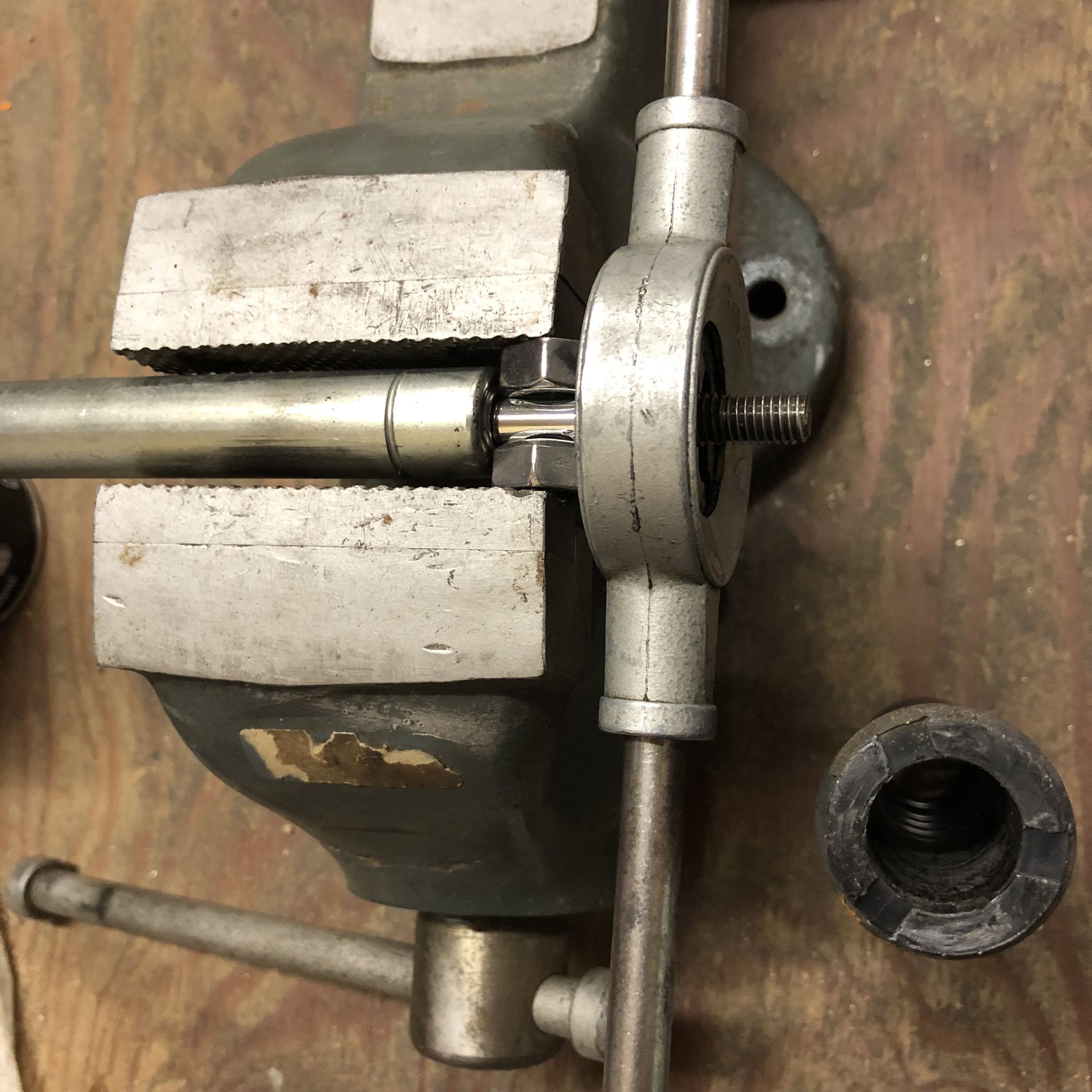 まってぃん タップを切り足して長くなった分をカット 時限爆弾を組んでそっと作業 あぶないよ 怖いよ Honda ホンダ Cub カブ カブ主 Supercub スーパーカブ Littlecub リトルカブ 4ミニ Ha02 85cc 90cc 車高調自作 T Co