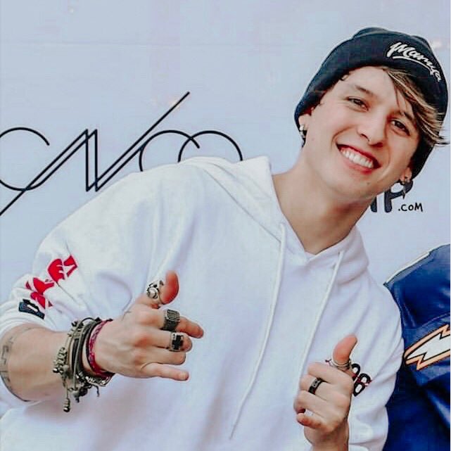 HelenaMlizer's tweet photo. Parabéns pra esse neném que tá fazendo 26 aninhos, que vc continue sendo essa pessoa que contagia só com sua risada, te amo ❤️ #happybirthdayChris https://t.co/DWzhLJDobk