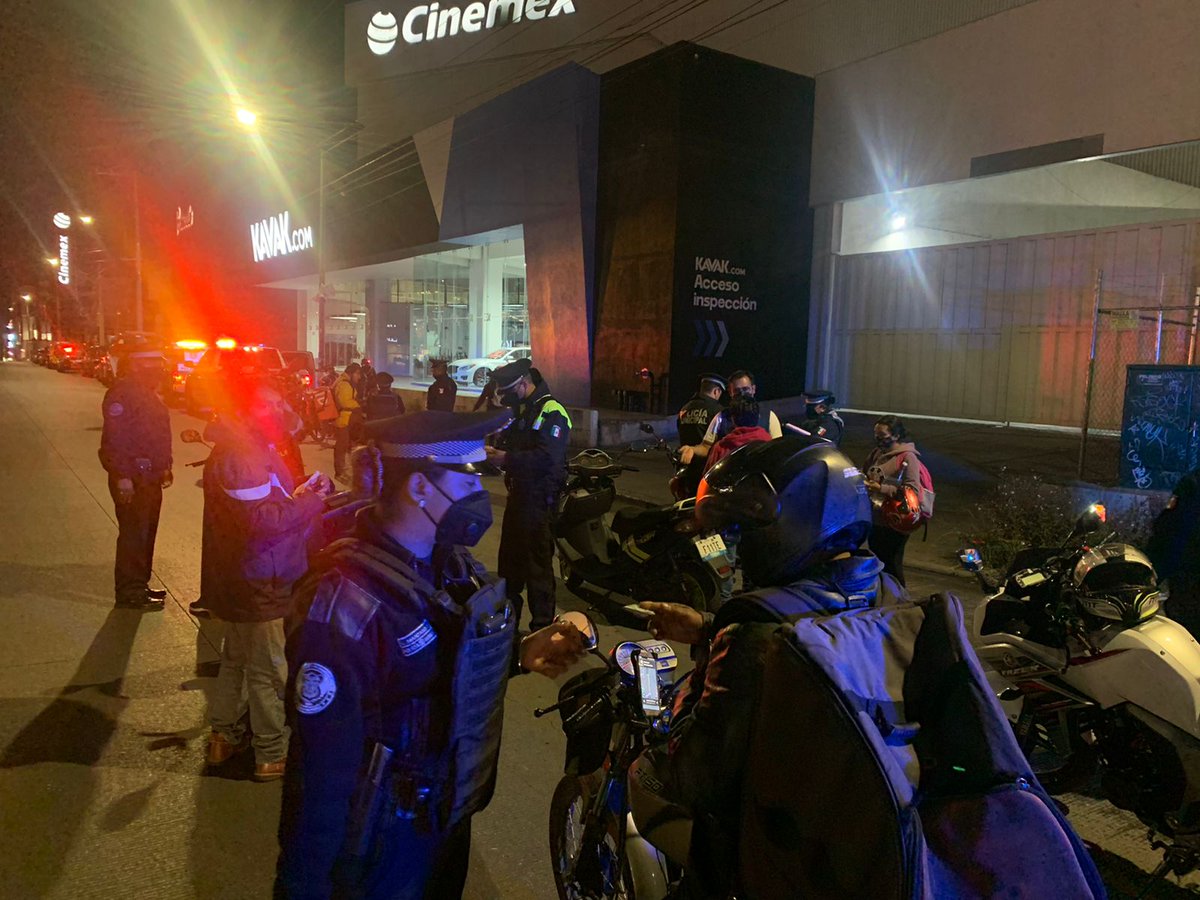 SSC_Pue's tweet photo. 👮‍♀️🚔👮‍♂️ #ÚltimaHora | Con la finalidad de brindar condiciones de tranquilidad y seguridad para la ciudadanía, ponemos en marcha el operativo #MotoSegura.

📍 Prevenimos la comisión de delitos y faltas administrativas. 🏍️

➡️ #ContigoYConRumbo por tu bienestar. 👨‍👩‍👧‍👦 https://t.co/zbDvEeGL7w