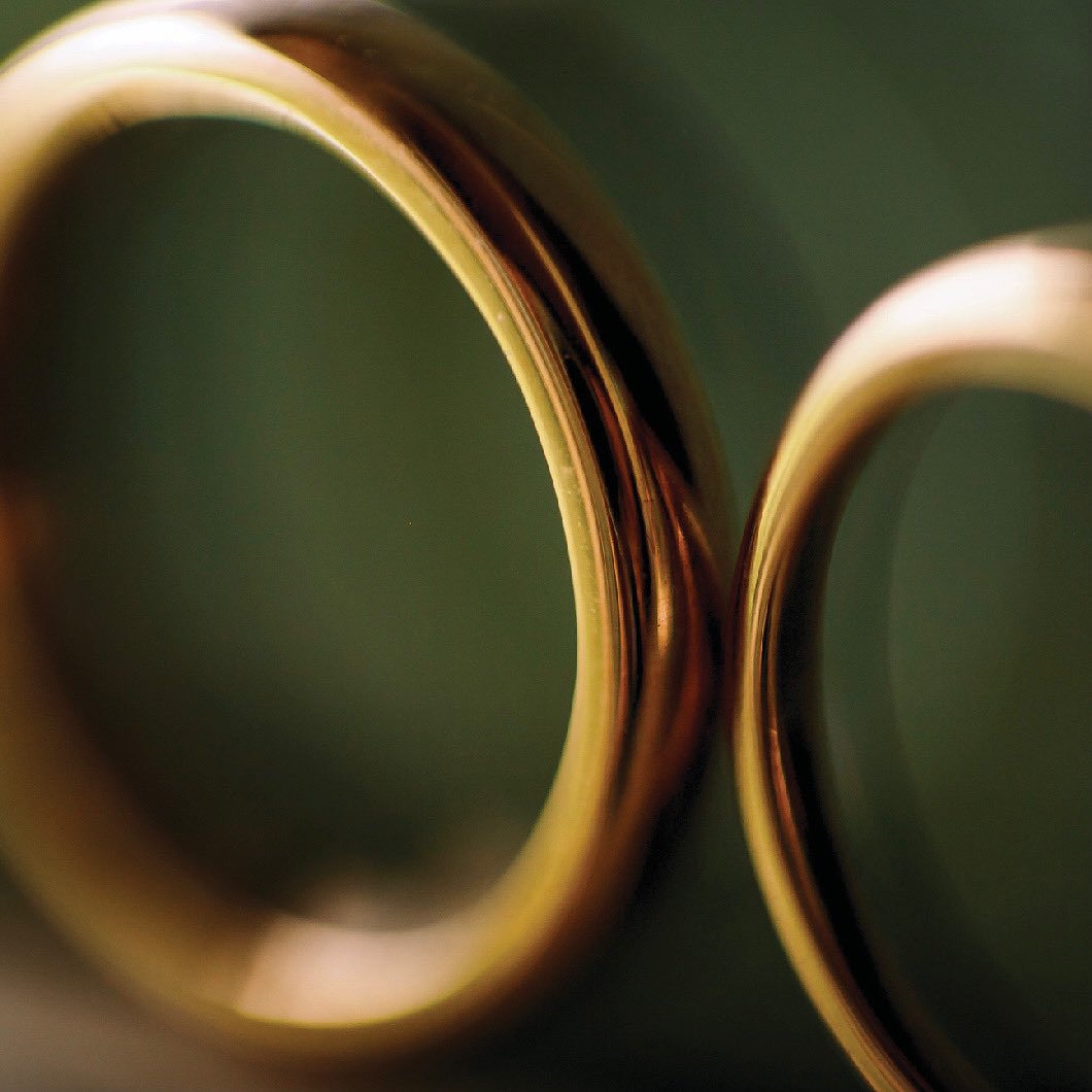 KuEdenOfficial's tweet photo. What is CBR99? 🤔

CBR99 is Cincin Belah Rotan, it’s a simple plain ring, no gems, and just a gold circle. Usually, an option during the "Merisik" process is to be sheathed on the girl's ring finger as a sign that she has been "Merisik".

#KuEdenOfficial #Stellar #XLM #999gold https://t.co/cIUJkppl57