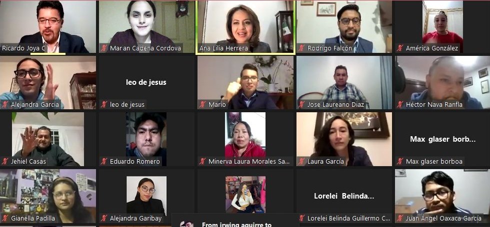 AnaLiliaHerrera's tweet photo. Terminamos el día con la conferencia sobre comunicación asertiva en el campo profesional, con el ponente @RJoyaC, donde se dieron cita más de 150 jóvenes mexiquenses; seguimos cumpliendo el compromiso de capacitarnos en lo personal y profesional.

#AquíNadieSeRinde
#Distrito27 https://t.co/B8xdT2CxVj